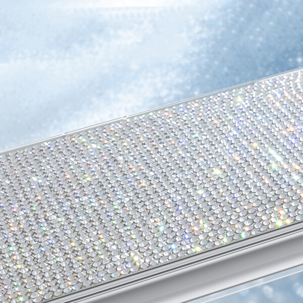 Başkenttekno iPhone 18 Pro Kılıf MagSafe Şarj Özellikli Premium El İşlemeli Swarovski Taşlı Riva Sert PC Kapak Gümüş